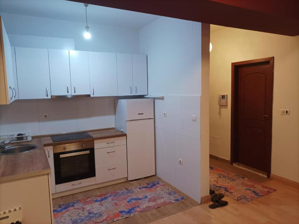 Two Rooms And Kitchen, Bathroom With Balcony Apartment Skopie Exterior foto