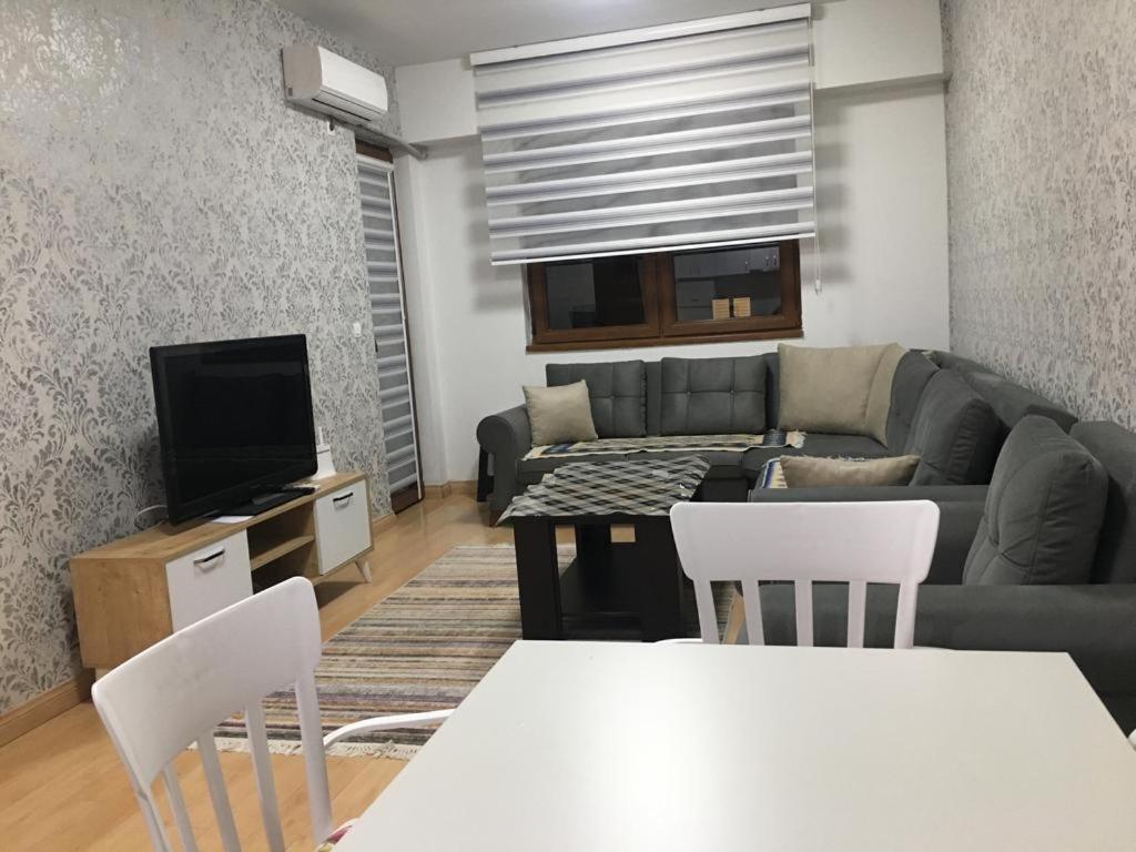 Two Rooms And Kitchen, Bathroom With Balcony Apartment Skopie Exterior foto