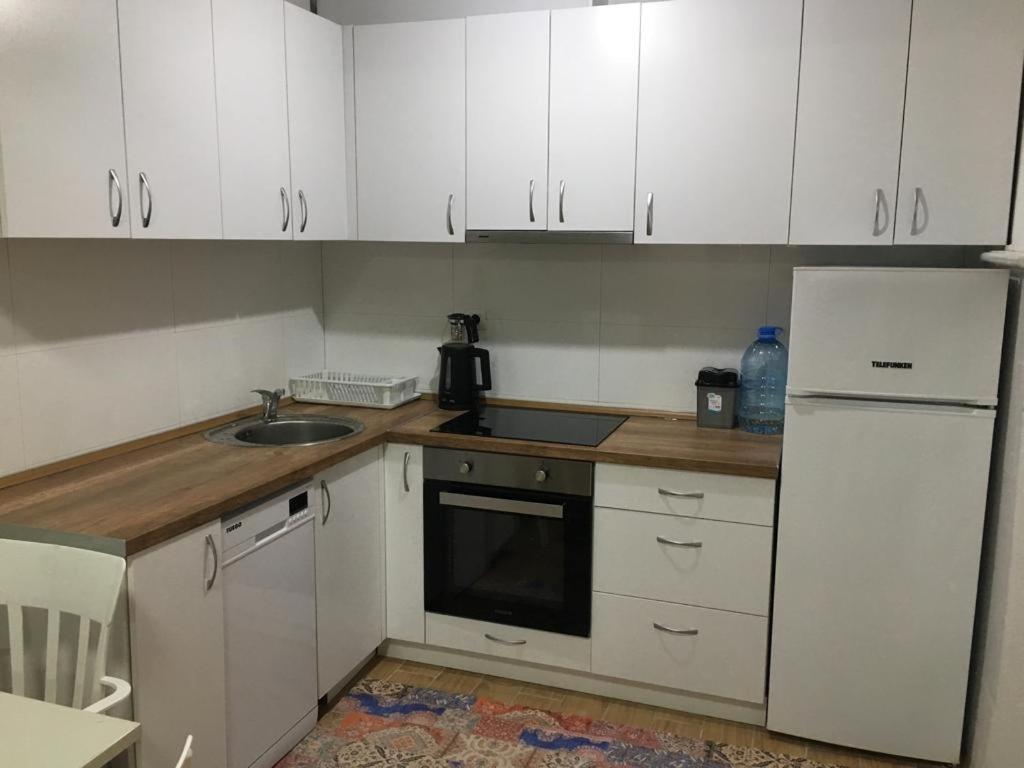 Two Rooms And Kitchen, Bathroom With Balcony Apartment Skopie Exterior foto